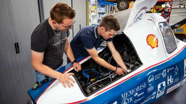 Automotive studenten bij voertuig