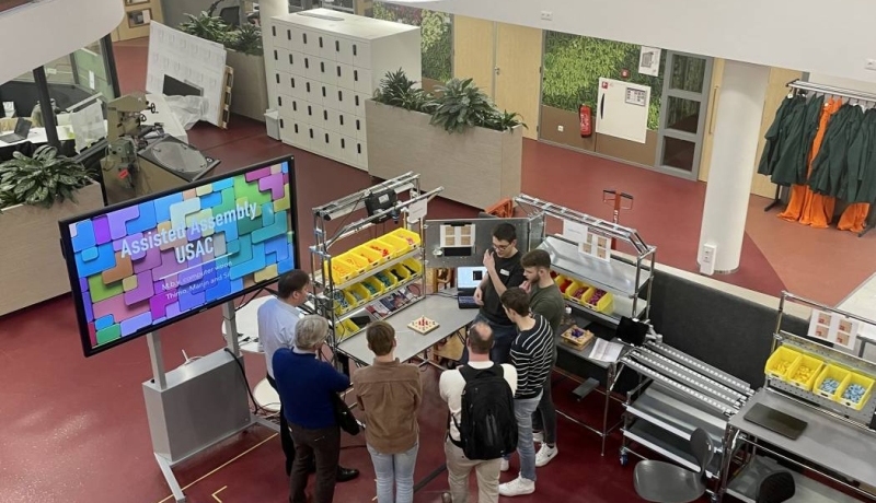 Presentaties en demonstraties van HAN-studenten bij de smart u-shaped assembly cell tijdens het HAN Lean Event