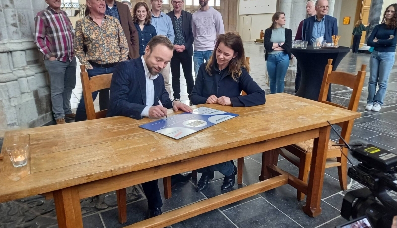 Stichting Eusebius en de HAN Academie Engineering en Automotive zetten handtekening voor samenwerking in waterstof Livinglab project.