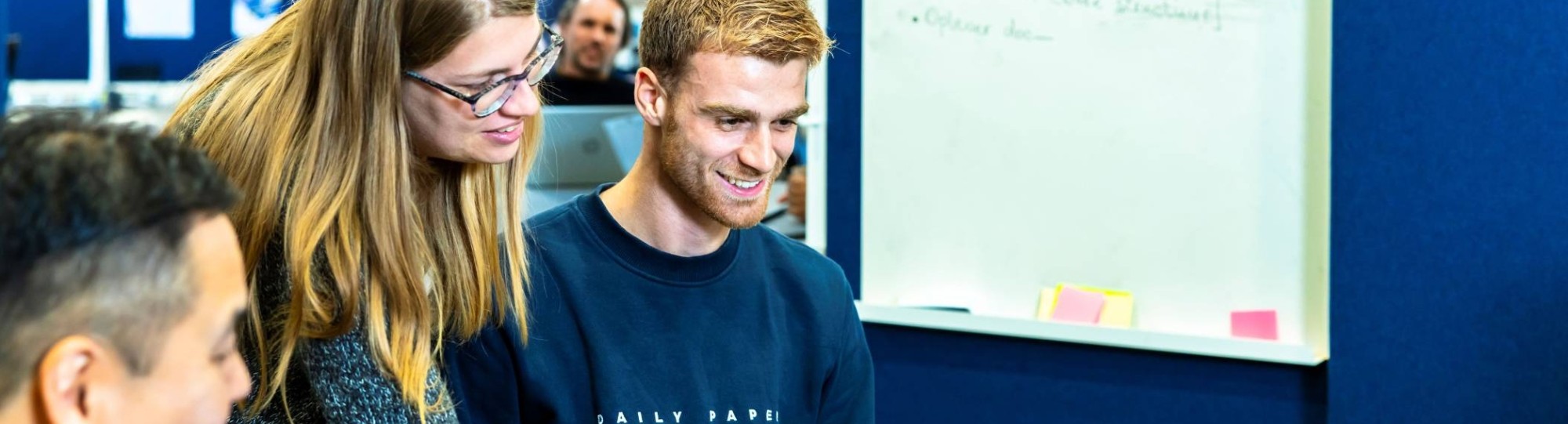 Docent Master Applied Data Science geeft uitleg aan student