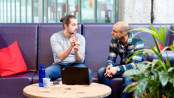 Student geeft handgebarend uitleg met plant op voorgrond. Master Circulaire Economie (DT) 2024.