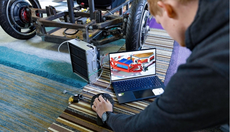 Student werkt aan Boyle, eenpersoonswaterstofvoertuig H2lab Waterstoflab IPKW. computerscherm ontwerp