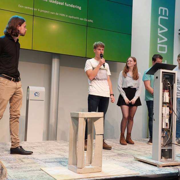 Studenten presenteren de prototypes tijdens het Future Tech Symposium