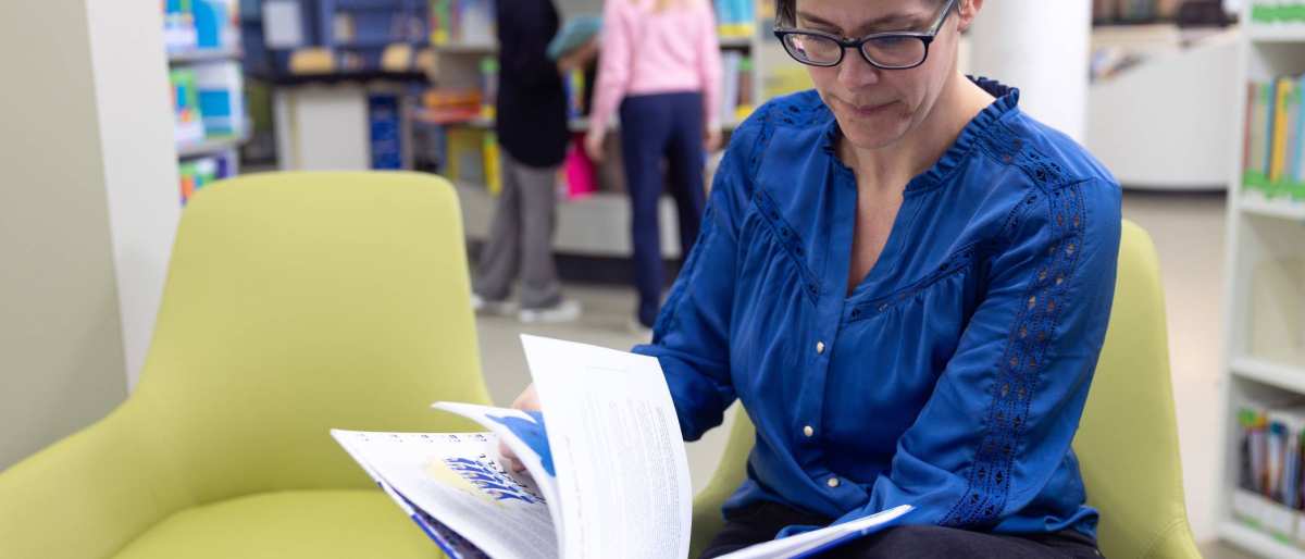 Lezende student in studiecentrum
