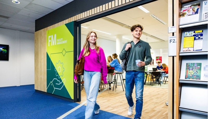 vijf studenten van de opleiding facility management lopen in het HAN campus gebouw in Nijmegen