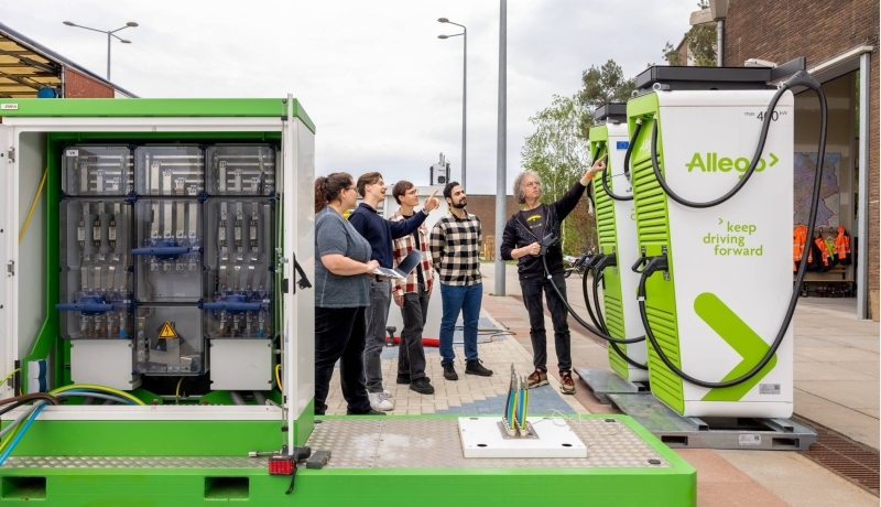 Future your Energy opleiding van Technische Bedrijfskunde associate degree. Studenten krijgen uitleg over de mogelijkheden van de energietransitie. Uitleg door docent van de HAN.