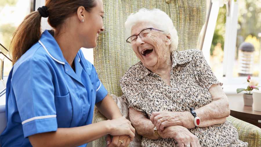 Verpleegkundige met senior in bejaardentehuis