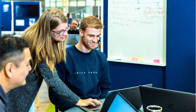 Docent Master Applied Data Science geeft uitleg aan student 