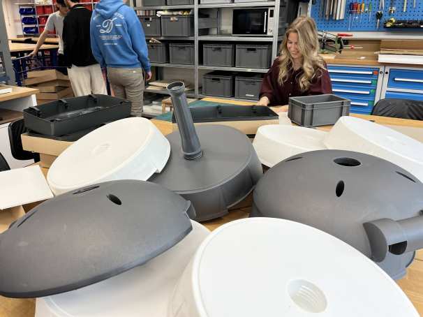Onze 2e-jaars studenten Industrieel Product Ontwerpen (IPO) gingen de uitdaging aan om in één dag revolutionaire designs te bedenken voor parasolvoeten en beach flag houders tijdens pressure cooker