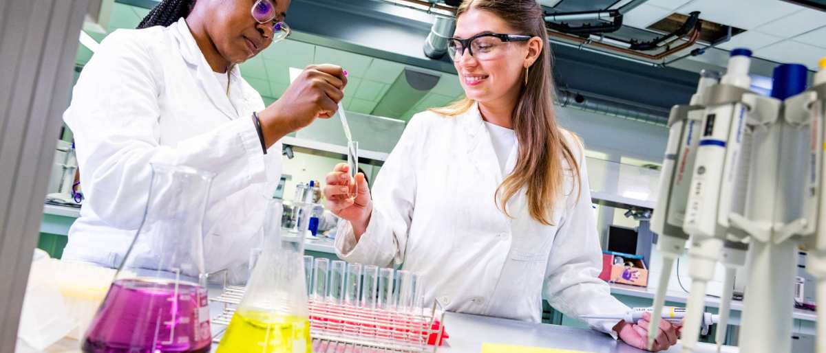 studenten met een pipet aan het werk in een bml lab