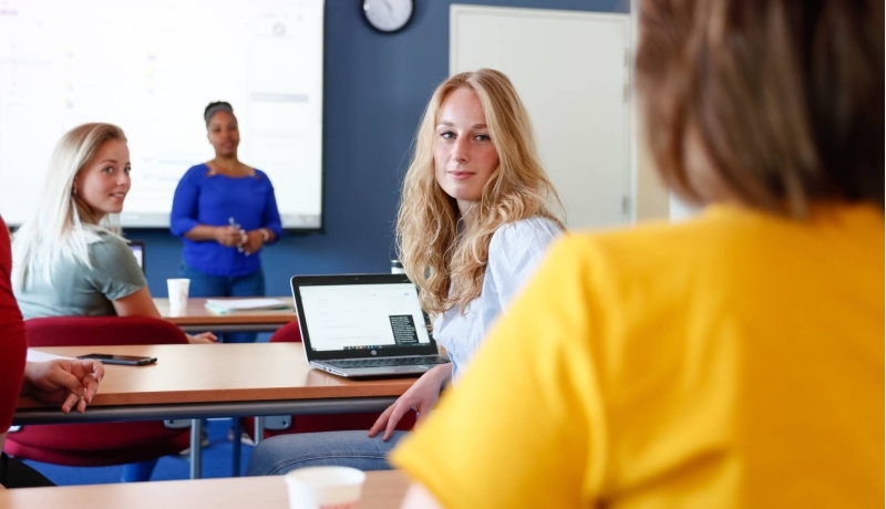 HBO master studenten zitten in de klas en luisteren naar elkaar en de presentatie