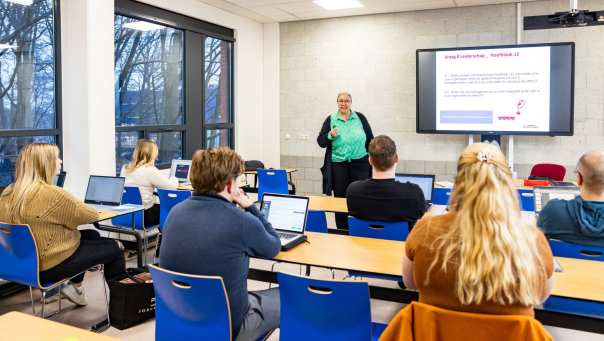 Klas van Logistiek deeltijd heeft les