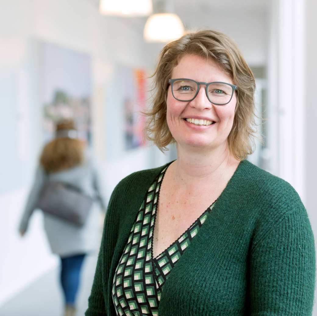 Portret Foto Gerda Woltjer in de gang Groenewoudseweg