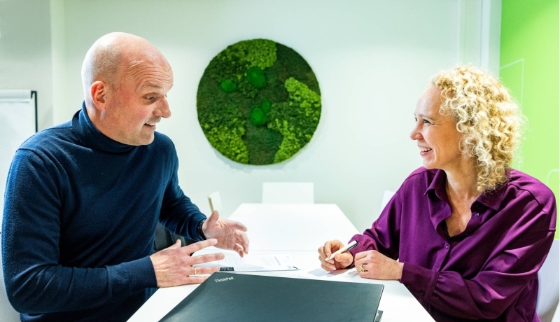 Twee deelnemers aan de module Verandermanagement praten met elkaar