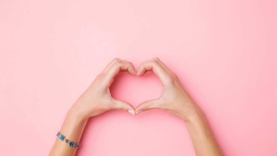 Handen die een hart vormen. Studeer wat je liket. 