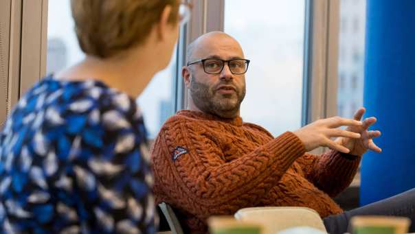 Man en vrouw zijn met elkaar in gesprek in klaslokaal. Discussie