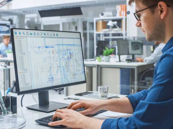 Beeld van ingenieur die op computer werkt met Cadsoftware