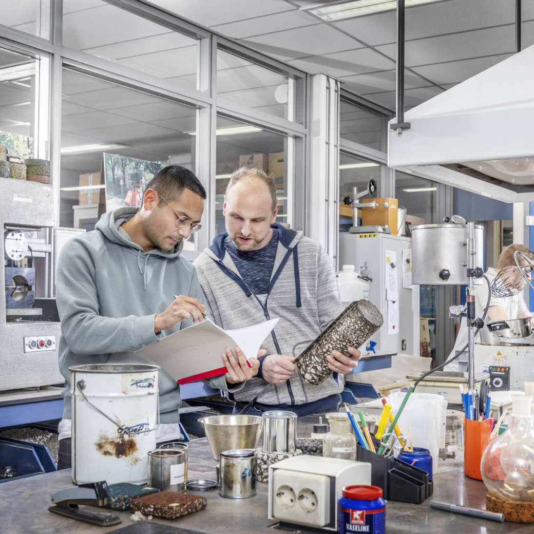 Asfaltwegenbouwlaborant cursisten in betonlab onderzoek beton