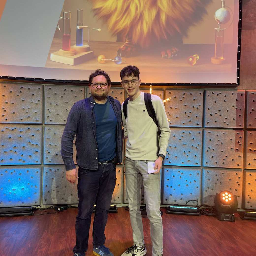 Student leraar Natuurkunde op de foto met Diederik Jekel