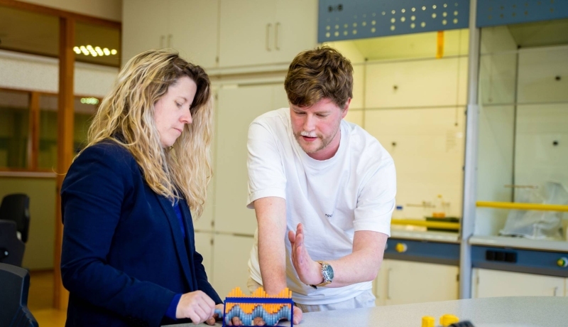 Twee studenten Leraar Natuurkunde voeren een proef aandachtig uit.