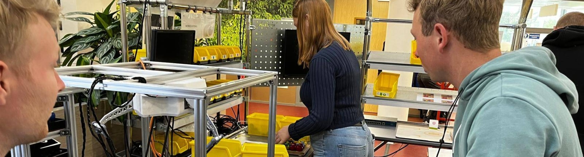 Studenten van de minor Lean Management leren of het belang van meten aan de u-shaped assembly cell