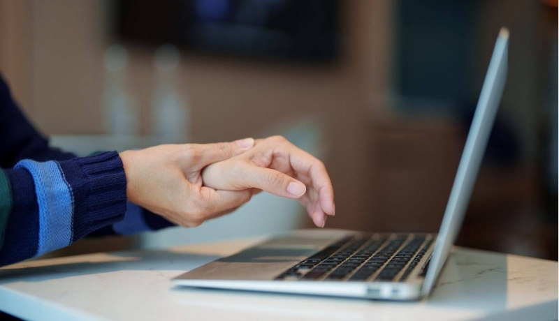 Fysiotherapie behandeling bij vrouw