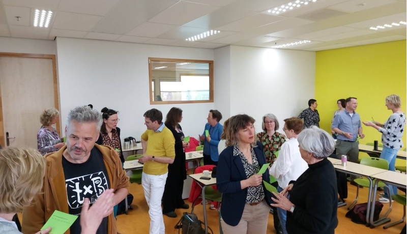 Een meet en greet tijdens de etalagebijeenkomst van de learning community Open Eind Leeromgeving