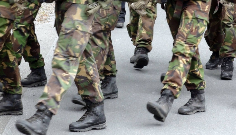 Militairen marcheren - Onderzoek brengt fysieke, mentale en culturele factoren samen om uitval te verminderen en opleidingen sterker te maken