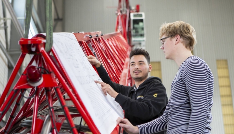 Rechtenvrije afbeelding van twee Werktuigbouwkunde studenten uit de techniekbeeldbank. Academie Engineering en Automotive.