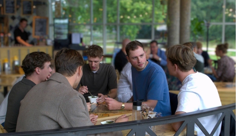 Nieuwe studenten van de Master Integraal Adviseur MKB lunchen samen op de introductiedag.