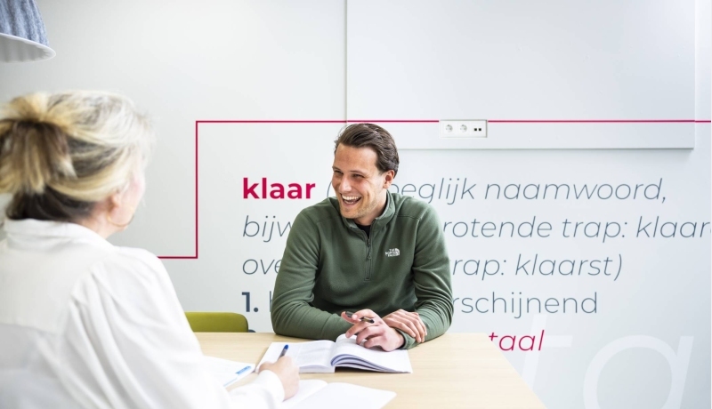 Docent HBO-rechten deeltijd geeft les.