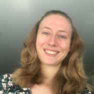 Portretfoto Fedor de Beer, brildragend, kobalt blauw t-shirt met opdruk