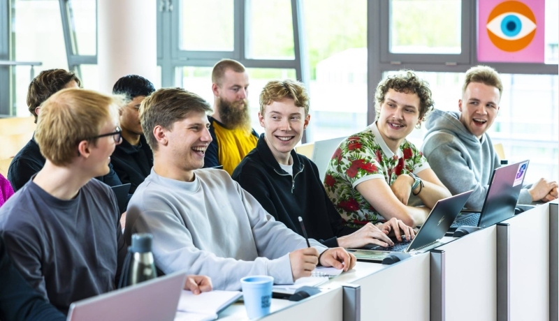 ICT-studenten lachen in een collegezaal
