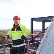 Werkveldpartner Ton Theunissen staand op het dak van ARN BV. Foto gemaakt bij een interview.