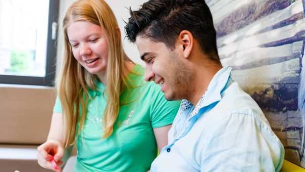 Studenten hbo Bedrijfskunde aan het werk in het studiecentrum