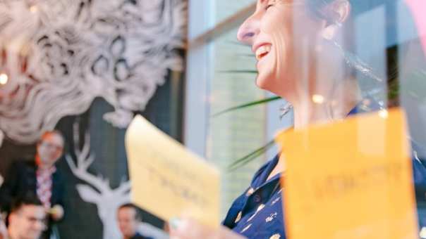 Team plakt post-its op met ideëen
