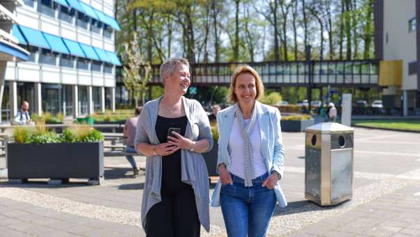 Twee personen lopen op het plein van de HAN-campus in Arnhem