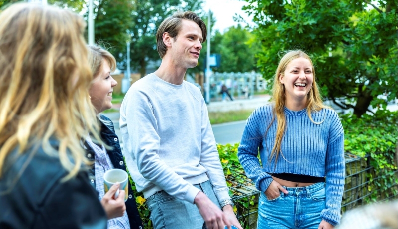 Studenten buiten in gesprek