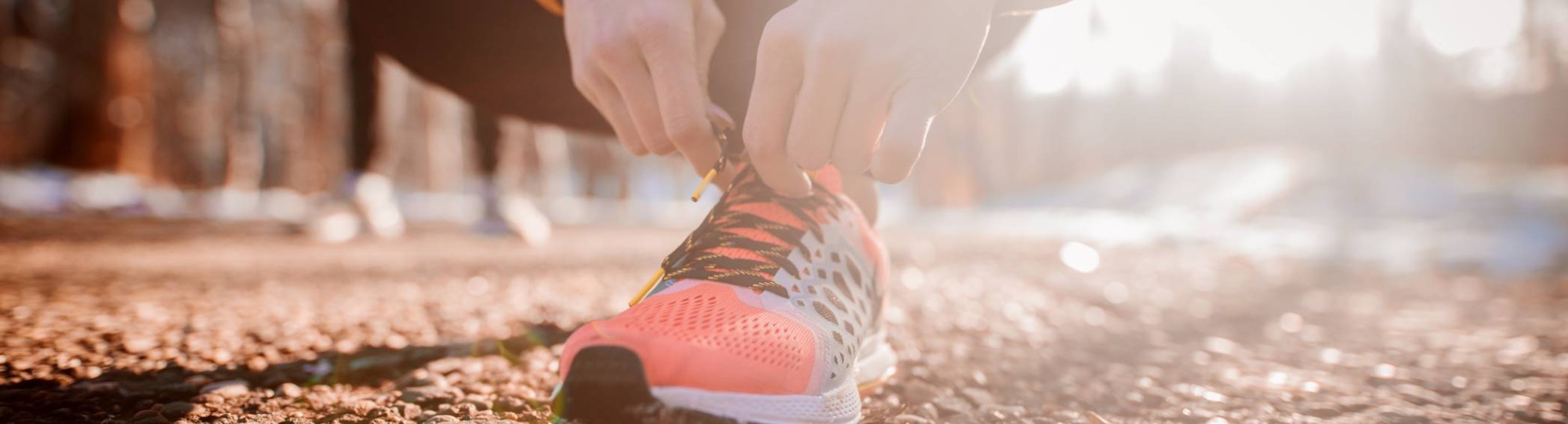 cursist sport headerbeeld, werken aan je geluk, leven lang ontwikkelen. Sportschoen veters strikken