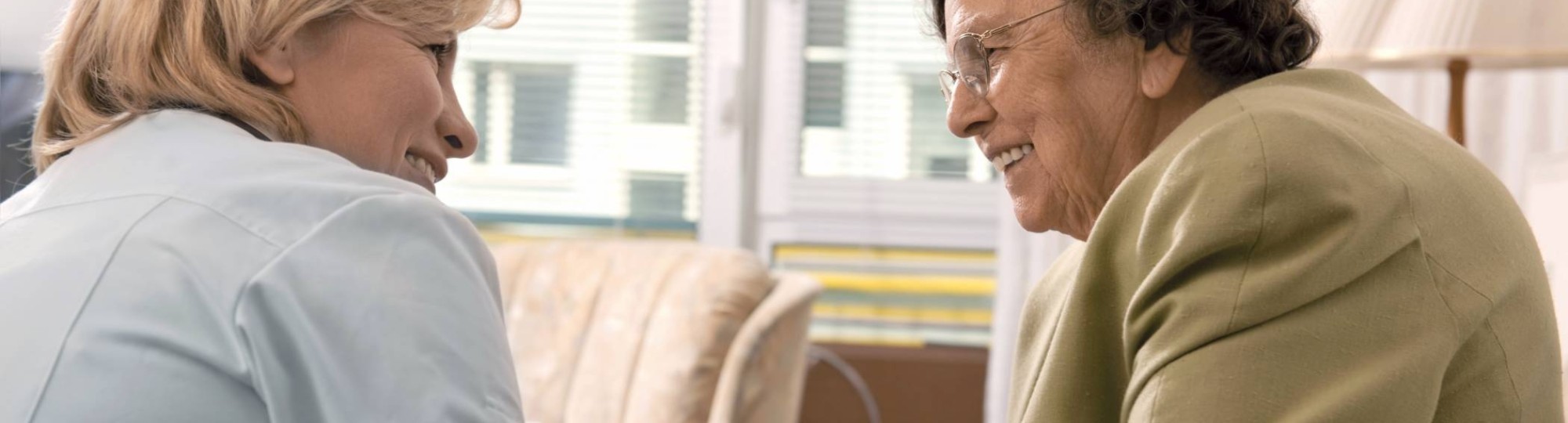 Hoe krijg je mensen met dementie actief? Zorgverlener en oudere in gesprek