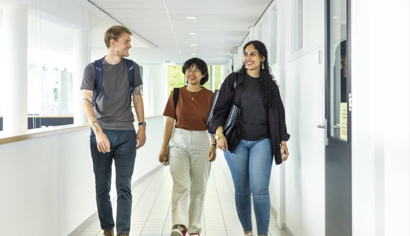 Student Support Center. Fotoshoot studenten Arnhem. Groep studenten loopt in gang R26.
