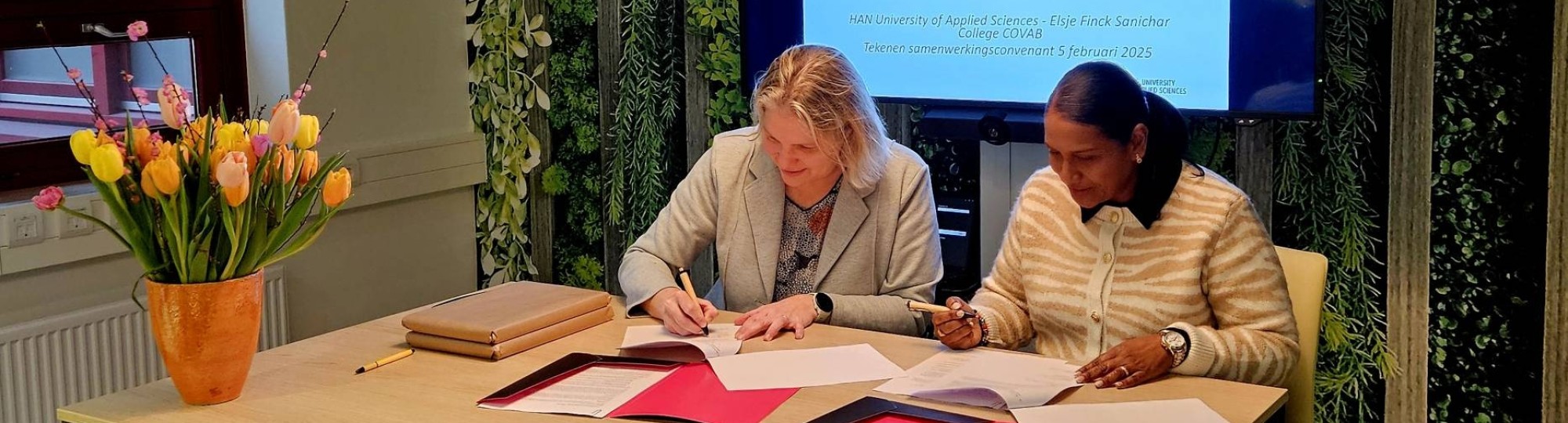 Femke Donderwinkel HAN en Angèle Wallerlei-Kumbangsila COVAB ondertekenen samenwerkingsovereenkomst voor Gezondheidsnetwerk Suriname