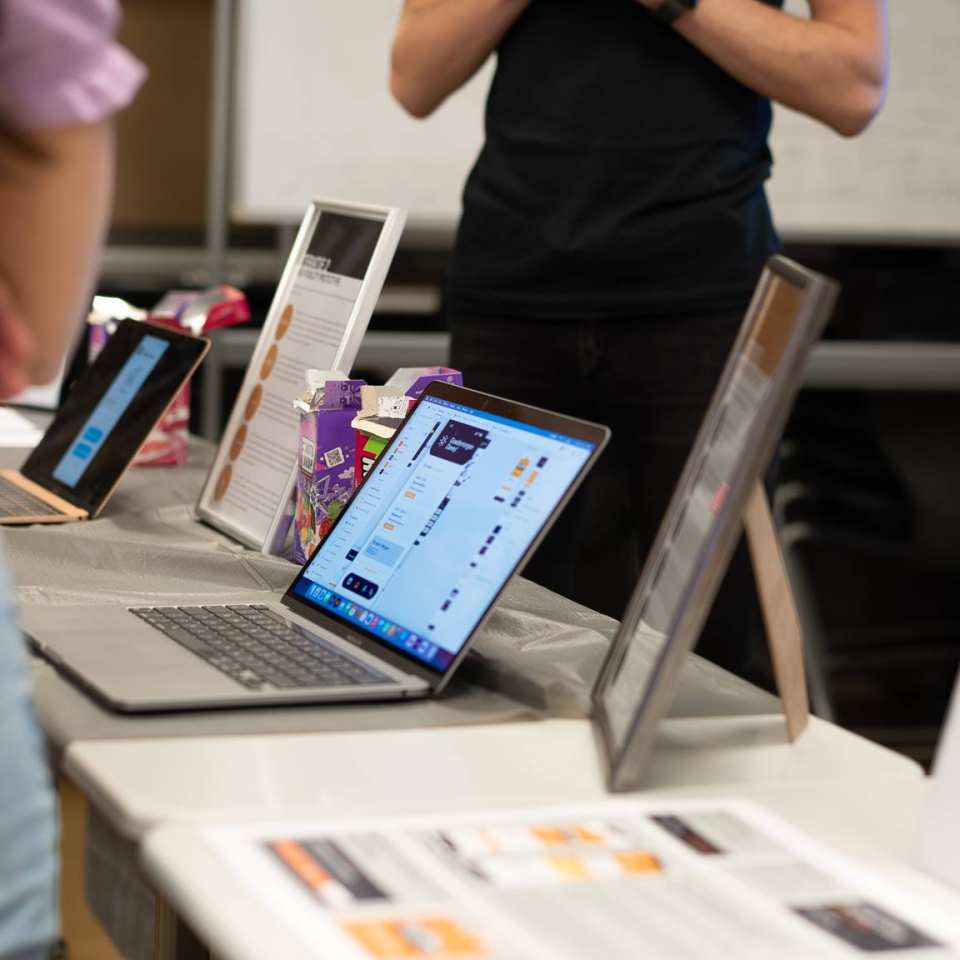 Presentatie van een deeltijdstudent aan bezoekers van het evenement Open Up.. Your Talent 2023.