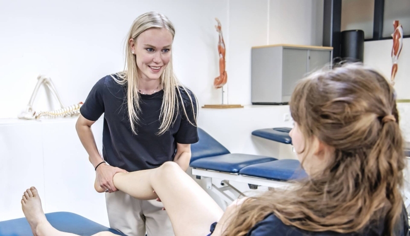 Docent en student bij lichaam