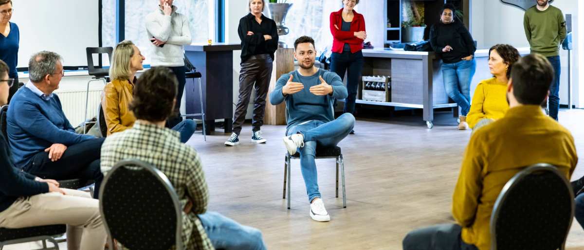 foto van een kringgesprek tijdens de wasstraat bij de NEC lounge in het goffertpark