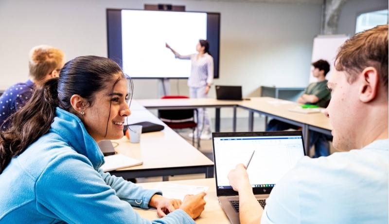 De studenten van de Master Engineering Systems Automotive Systems overleggen in de klas op IPKW.