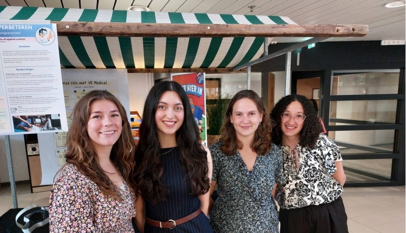 Studenten PZW op de presentatiemarkt vertellen over hun project over VR in de zorg