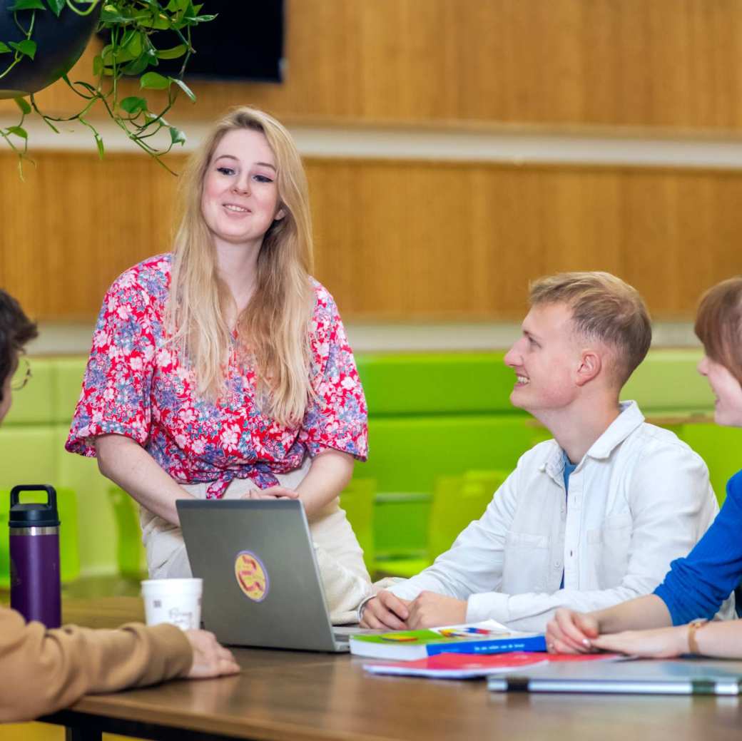 Groepje studenten leraar geschiedenis