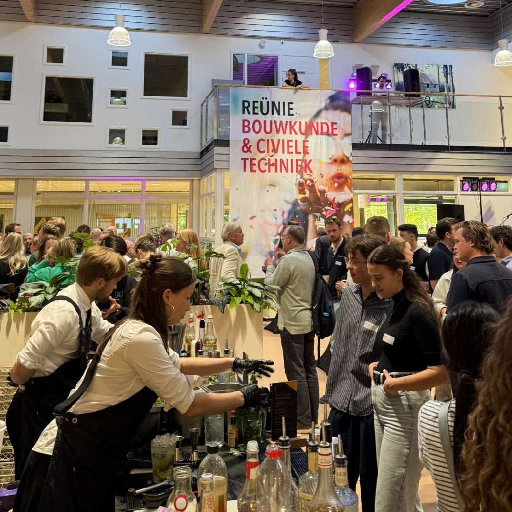 twee obers verzorgen de drankjes tijdens de reunie