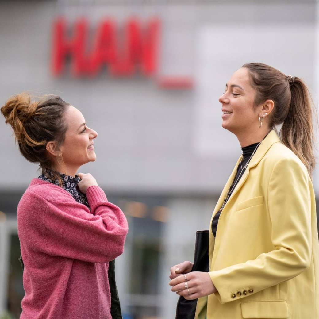 2 Fastswitchers Social Work in gesprek voor Kapittelweg 33 in Nijmegen.